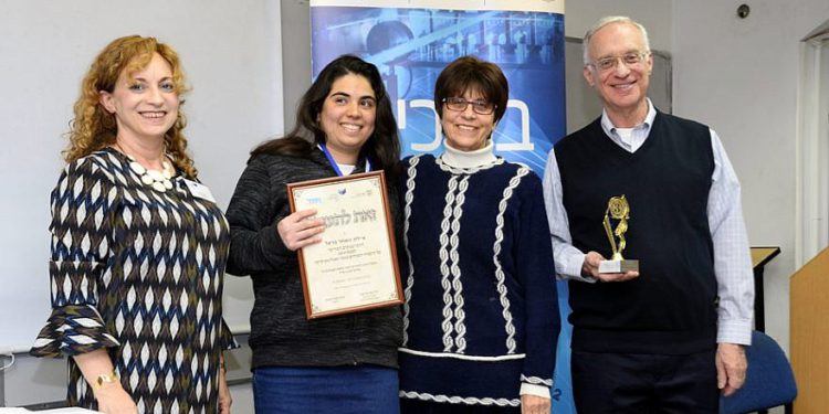 Una de las ganadoras de la sexta Olimpiada Anual de Física de Jerusalem College of Technology (JCT) Ayelet Hashahar Barel de Rishon Letzion; Eti Stern, responsable del Tal Campus para mujeres de JCT; Yocheved Berstel, profesora de educación física para niñas en Rishon Letzion; y rector del profesor Kenneth Hochberg del Centro Académico Lev de JCT. Crédito: JCT.