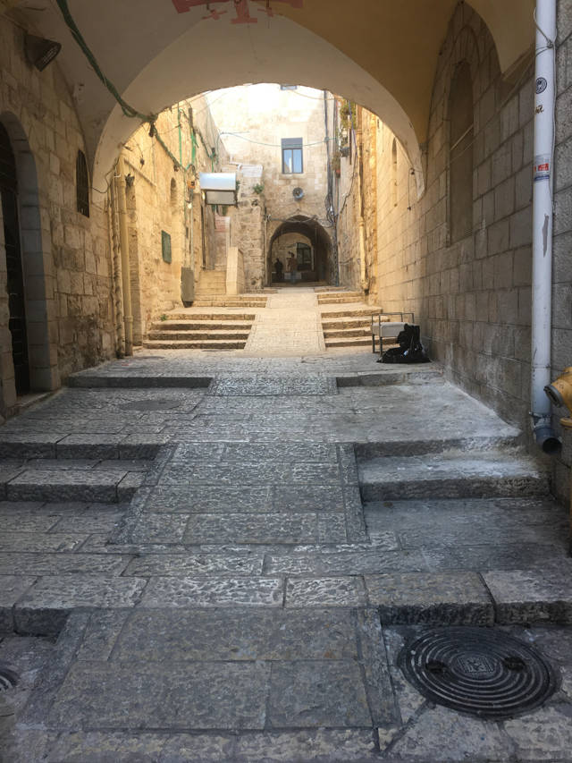 Una vista de rampas accesibles para sillas de ruedas en el barrio cristiano de la ciudad vieja de Jerusalén. Crédito: Shlomo Deutsch.