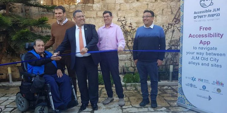 A la ceremonia de corte de cinta para el recién inaugurado proyecto de accesibilidad dirigido por la Compañía de Desarrollo del Este de Jerusalem asistieron el alcalde de Jerusalem, Moshe Lion, y otros funcionarios, además de muchos de los residentes para los cuales estaba destinado a ayudar. Crédito: Municipio de Jerusalem.