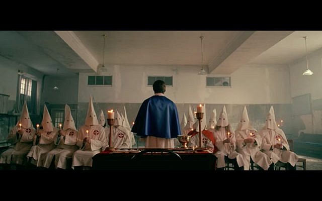 "BlacKkKlansman" cuenta la historia de dos policías que se infiltraron en el Ku Klux Klan en 1972. (Captura de pantalla de YouTube)