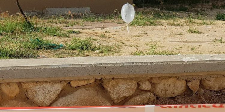 Un globo incendiario en el patio de una casa en la ciudad sur de Sderot el 24 de junio de 2018. (Policía de Israel)