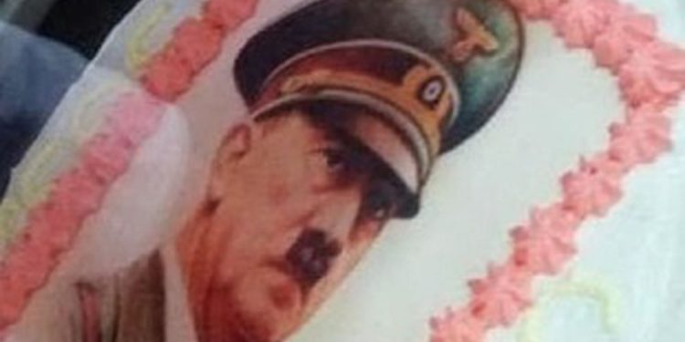 Adolescente italiana celebra sus 15 años con pastel de Hitler y burlas sobre el Holocausto