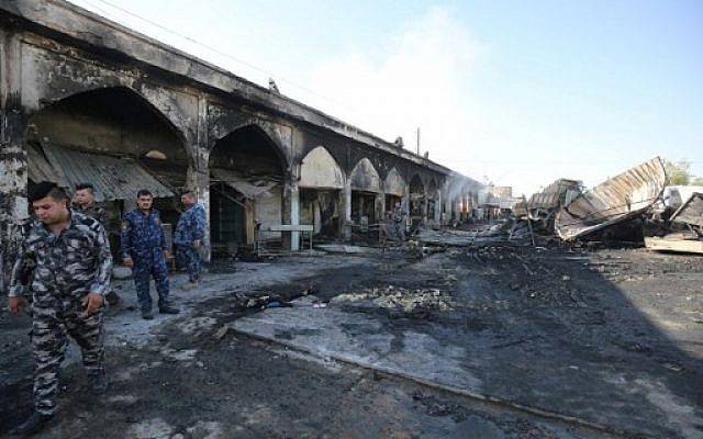 Los policías iraquíes inspeccionan la escena posterior a un ataque con mortero y bombardeo en el santuario de Sayyid Mohammed en el área de Balad, ubicada a 70 kilómetros (45 millas) al norte de Bagdad, el 8 de julio de 2016. (AFP / Ahmad al-Rubaye)