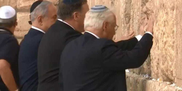 Pompeo inicia la histórica visita al Muro Occidental junto a Netanyahu y Friedman