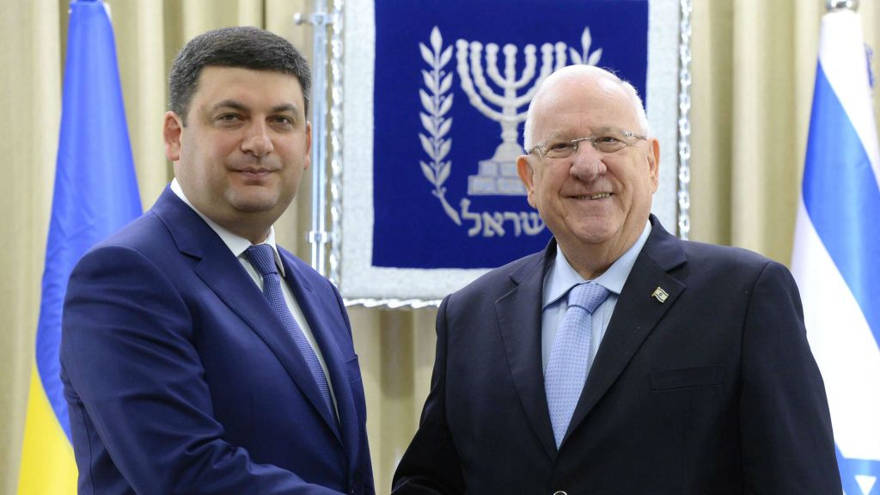 El presidente Reuven Rivlin, a la derecha, se reúne con el primer ministro ucraniano, Volodymyr Groysman, a la izquierda, en Jerusalén, el 15 de mayo de 2017. (Mark Neiman / GPO)