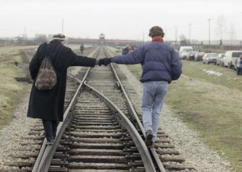 Deja de tratar de mantener el equilibrio sobre las rieles, pide el museo de Auschwitz