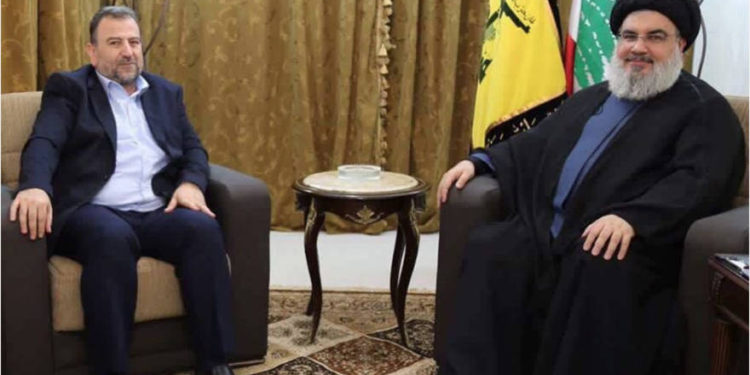 El subjefe político de Hamas, Saleh al-Arouri (izquierda) celebra una reunión rara con el jefe del líder del grupo terrorista libanés Hassan Nasrallah en Beirut, Líbano, 31 de octubre de 2017. (Captura de pantalla del sitio web PalInfo)