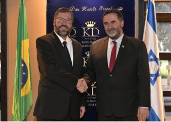 El ministro interino de Relaciones Exteriores, Israel Katz (R), da la mano al ministro de Relaciones Exteriores de Brasil, Ernesto Araujo, en el Hotel King David el 31 de marzo de 2019. (Twitter)