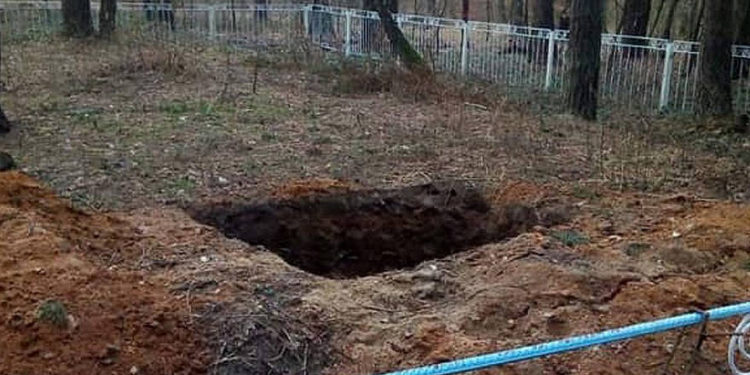 Las secuelas de la profanación en marzo de 2019 de la fosa común de víctimas del Holocausto cerca de Raflivka, Ucrania. (Cortesía de Eduard Dolinsky a través de JTA)