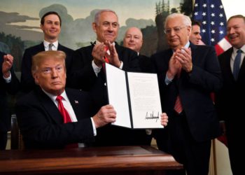 El presidente Donald Trump sostiene una proclamación firmada que reconoce la soberanía de Israel sobre los Altos del Golán, mientras el primer ministro israelí Benjamin Netanyahu observa, Washington, DC, 25 de marzo de 2019. Foto: AP / Susan Walsh