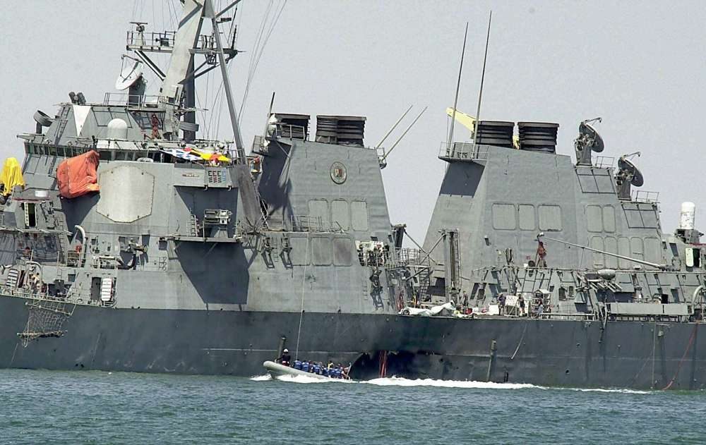 En esta foto de archivo del 15 de octubre de 2000, los expertos en una lancha rápida examinaron el casco dañado del USS Cole en el puerto yemení de Aden después de un ataque de Al Qaeda que mató a 17 marineros. (Foto AP / Dimitri Messinis, Archivo)