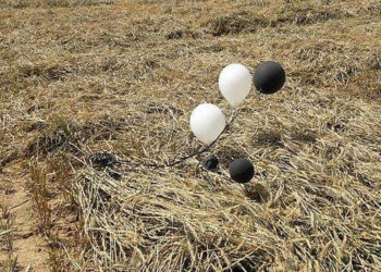 Un dispositivo incendiario conectado a globos que aterrizaron en la región de Sha'ar Hanegev en Israel el 28 de marzo de 2019. (Consejo Regional de Sha'ar Hanegev)