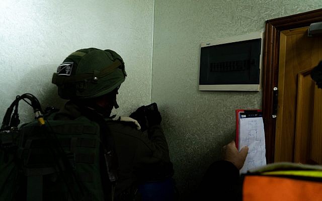 Las tropas israelíes miden la vivienda en Hebrón de un terrorista palestino acusado de asesinar a Ori Ansbacher en Jerusalén, el 10 de febrero de 2019. (Fuerzas de Defensa de Israel)