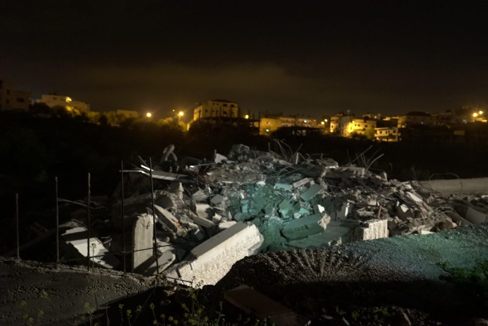 Las tropas israelíes demuelen la casa del terrorista palestino, Asem Barghouti, en la aldea de Kobar en Judea y Samaria el 7 de marzo de 2019. (Fuerzas de Defensa de Israel)