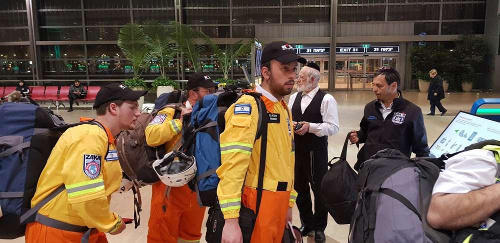 El presidente de ZAKA, Yehuda Meshi-Zahav (2R) le da al equipo de Israel una sesión informativa final antes de partir hacia Etiopía, el 10 de marzo de 2018. (Cortesía)