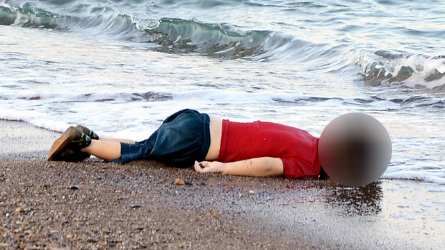 El mundo se sorprendió con las imágenes de Alan Kurdi, de 3 años de edad, varado en una playa en el sur de Turquía (Foto: EPA)