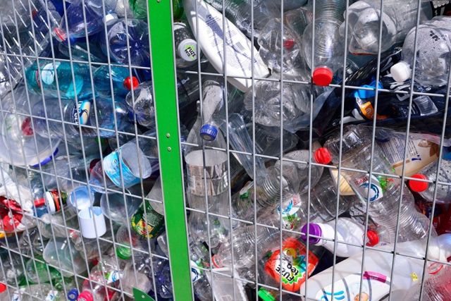 ontenedores para la eliminación de botellas de plástico en tel aviv. Depositar fotos