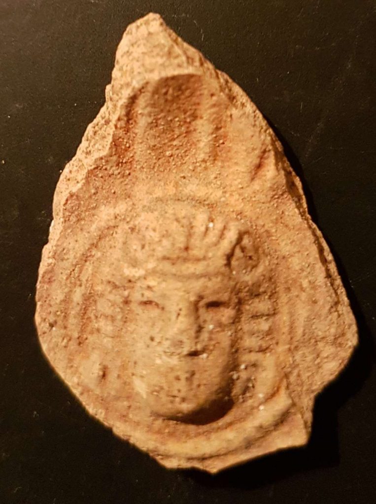 Imagen del dios 'El Al' en una lámpara de aceite de época romana descubierta en la antigua ciudad de Halutza en el Negev. (Tali Gini, Autoridad de Antigüedades de Israel)