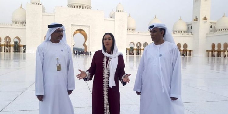 Ministra de Cultura y Deporte de Israel, Miri Regev, realizó una gira oficial de la Gran Mezquita Sheikh Zayed en Abu Dhabi durante una visita oficial a los Emiratos Árabes Unidos.