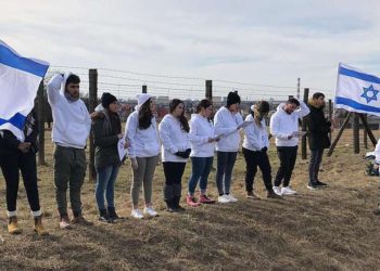 Un hombre armado con cuchillo amenazó viaje escolar israelí en Polonia, guardia le disparó