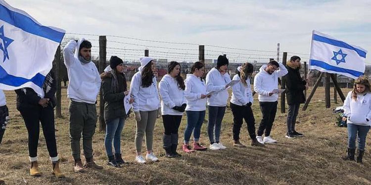 Un hombre armado con cuchillo amenazó viaje escolar israelí en Polonia, guardia le disparó