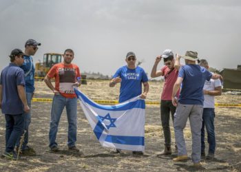 Los familiares israelíes sostienen la bandera nacional en el lugar del accidente de un Boeing 737 Max 8 de Ethiopian Airlines, que se ve aquí el 14 de marzo de 2019.