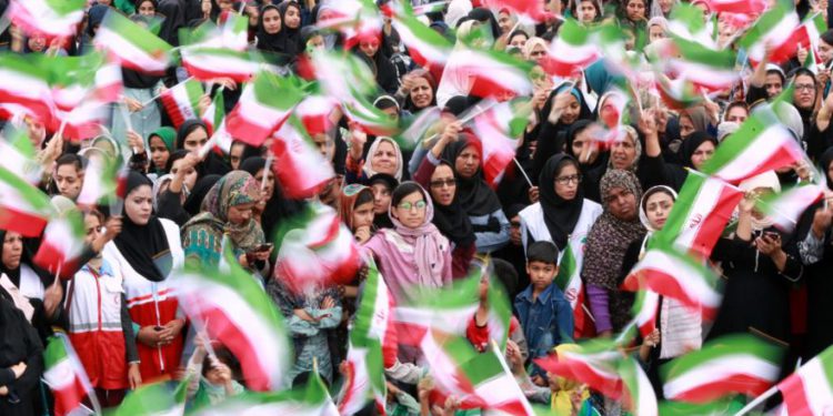 a gente asiste a un discurso público del presidente iraní, Hassan Rouhani, en la provincia de Hormozgan, Irán.