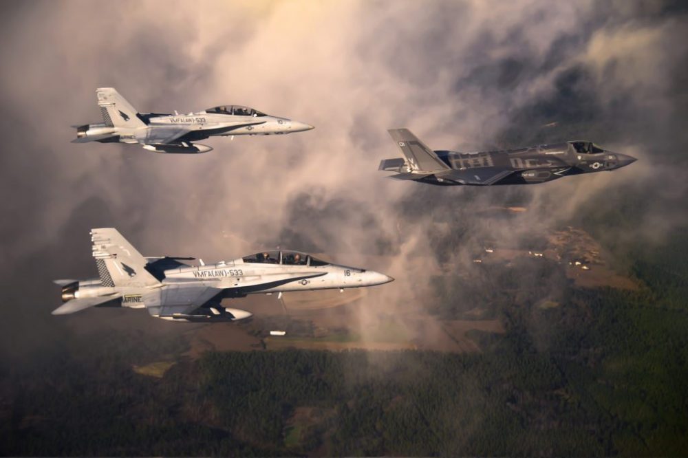 Un F-35 Lightning II del Cuerpo de Marines de EE. UU. (USMC) es escoltado por dos USMC F-18 Hornets mientras vuela hacia la Base de la Fuerza Aérea Eglin, Florida, 11 de enero de 2012. (Foto del Departamento de Defensa por el Sargento del personal Joely Santiago, Fuerza Aérea de los Estados Unidos / Liberado)