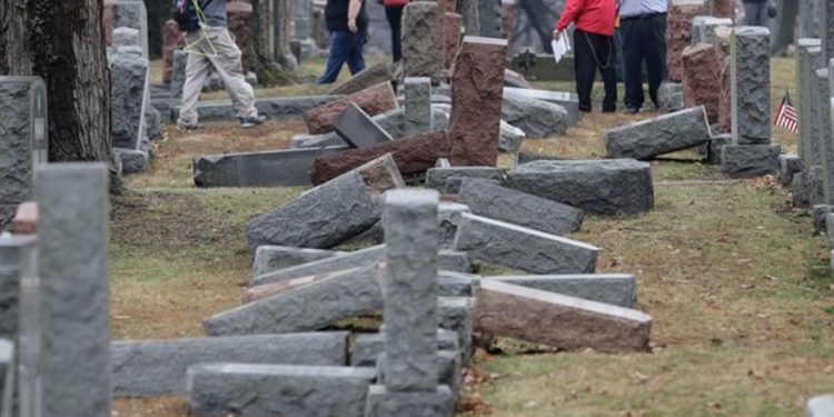 Derribó lápidas judías después del vandalismo del fin de semana en Chesed Shel Emeth / Reuters