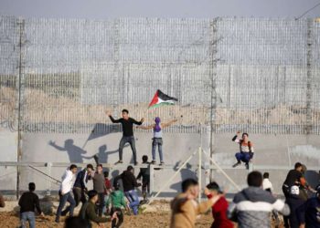 Islamistas de Gaza intentan destrozar la valla fronteriza con Israel al este de la ciudad de Gaza el 22 de marzo de 2019. (Said Khatib / AFP)