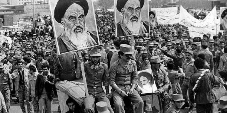 Los soldados del ejército de la República Islámica de Irán llevan carteles del ayatolá Jomeini durante la revolución de 1979. (Keystone / Getty Images / via JTA)