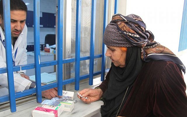 Una "refugiada palestina" que vive en Siria recibe medicamentos en una clínica de la UNRWA. (Cortesía de UNRWA / Taghrid Mohammad)