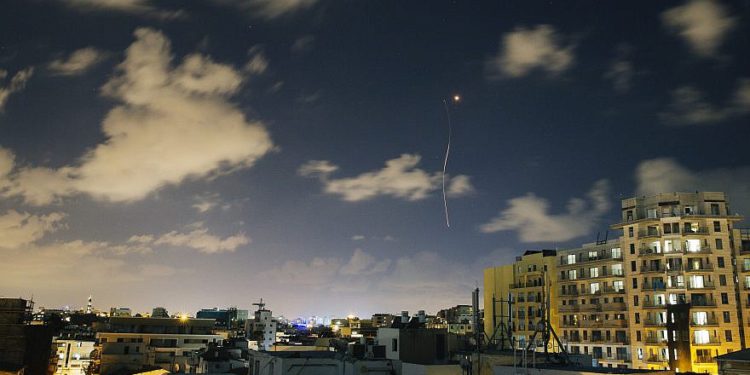 un cohete interceptor israelí Iron Dome vuela sobre el horizonte de Tel Aviv