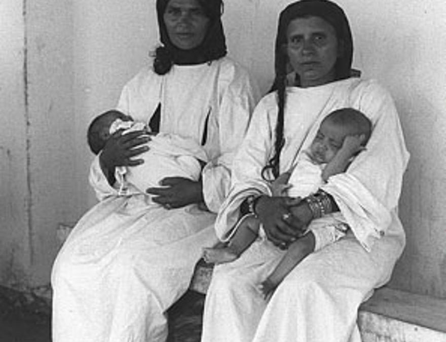 Madres inmigrantes yemeníes visitan a sus bebés en un hospital en Ein Shemer, 1950 (Colección Nacional de Fotos)