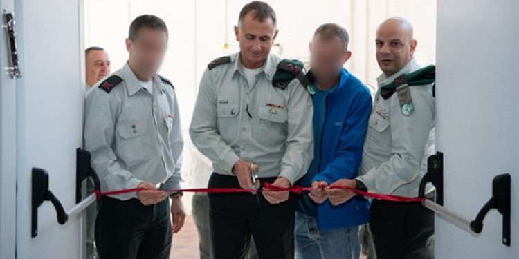 El mayor general Tamir Hayman (centro) inaugura un nuevo centro de selección de objetivos. (Foto: FDI)