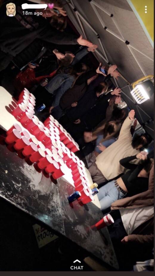 Estudiantes en el puerto de Newport, California, saludando a los nazis y jugando a la cerveza pong con vasos en forma de esvástica. (captura de pantalla: Snapchat)