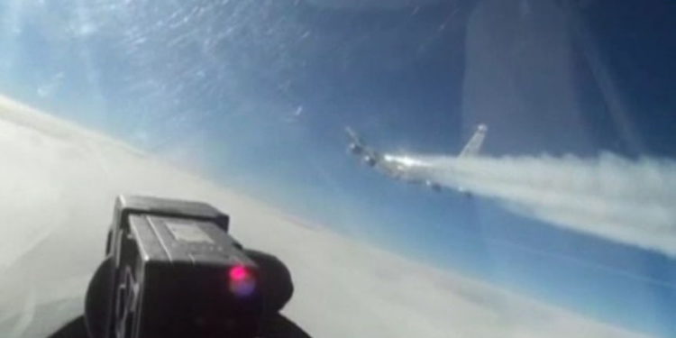 Un Su-27 de Rusia intercepta un RC-135 de Estados Unidos sobre el Mar Báltico