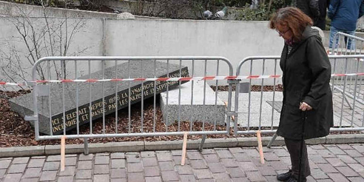 Una persona pasa junto a la piedra conmemorativa que marca el sitio de la Sinagoga Vieja de Estrasburgo, que fue destruida por los nazis en la Segunda Guerra Mundial, después de que fue destruida durante la noche del 2 de marzo de 2019 en Estrasburgo, este de Francia. (FREDERICK FLORIN / AFP)