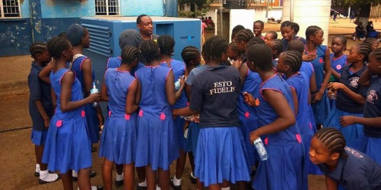 Los escolares en la capital de Sierra Leona, Freeport, se alinean para obtener agua limpia en el campus, suministrados por un generador de agua atmosférico conocido como el “GEN-350”. Foto: Fotografía Drusso / Shtevi.