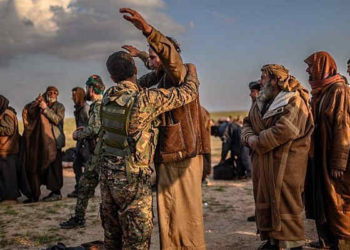 Un Humvee conduce en un pueblo recientemente recuperado de los militantes del Estado Islámico por las Fuerzas Democráticas Sirias (SDF) apoyadas por Estados Unidos cerca de Baghouz, Siria el 17 de febrero de 2019, (Foto AP / Felipe Dana)