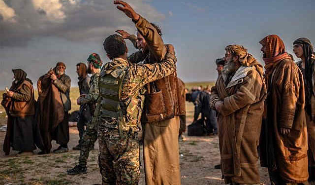 Un Humvee conduce en un pueblo recientemente recuperado de los militantes del Estado Islámico por las Fuerzas Democráticas Sirias (SDF) apoyadas por Estados Unidos cerca de Baghouz, Siria el 17 de febrero de 2019, (Foto AP / Felipe Dana)