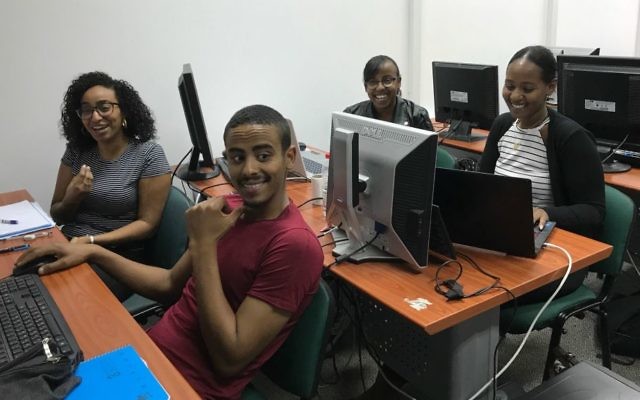 Los estudiantes de Tech-Career buscan acceso a la escena de inicio de Israel (Shoshanna Solomon / Times of Israel)