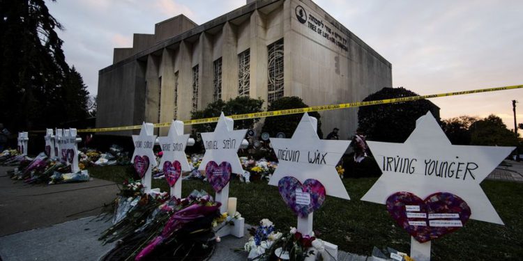 Monumento afuera de la sinagoga del Árbol de la Vida después de un tiroteo mortal en Pittsburgh, el 29 de octubre de 2018, en el que murieron once judíos.