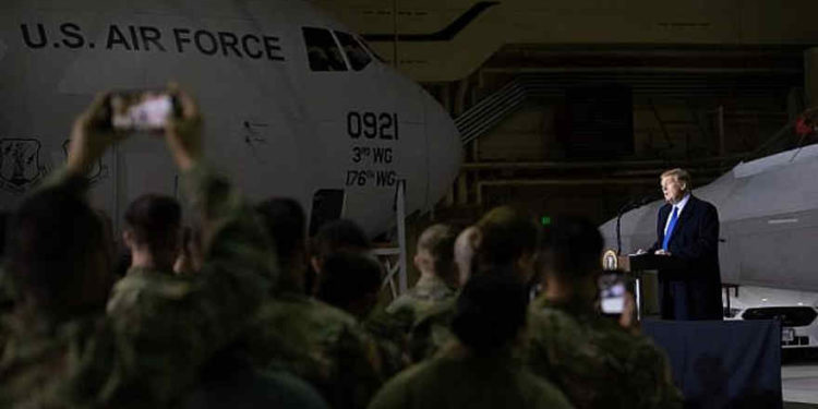 El presidente de los Estados Unidos, Donald Trump, habla a las tropas estadounidenses en la Base Conjunta Elmendorf-Richardson en Anchorage, Alaska, el 28 de febrero de 2019. (SAUL LOEB / AFP)