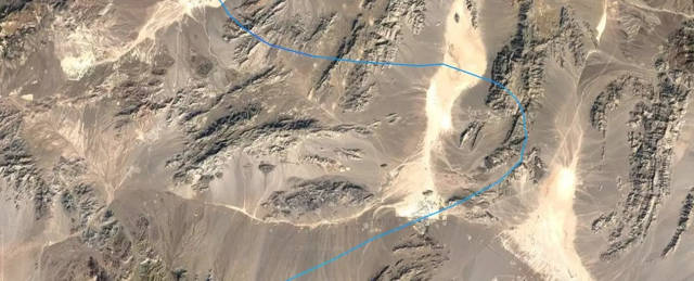 Luego giró hacia el este y voló directamente sobre Creech AFB, el corazón de las operaciones de aviones no tripulados de Estados Unidos. 