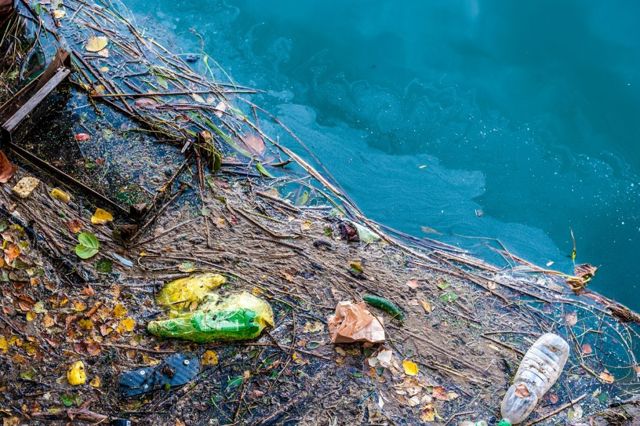 Contaminación del agua en la superficie de un río en Israel.