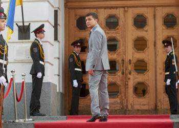 Volodymyr Zelensky como el personaje Vasyl Petrovych Holoborodko en su programa de comedia de televisión 'Servant of the People' (Yaroslav Burdovitsin / Wikimedia Commons)