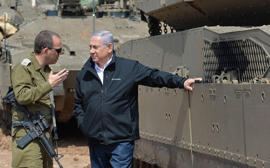 El primer ministro Benjamin Netanyahu, a la derecha, habla con un oficial de las FDI cerca de la frontera con la Franja de Gaza el 28 de marzo de 2019. (Kobi Gideon / GPO)