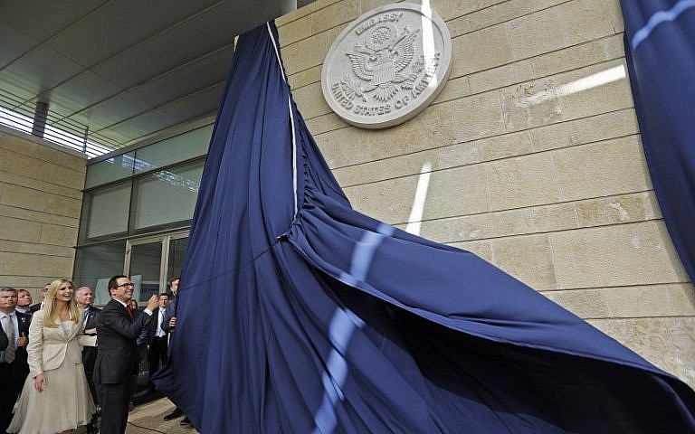 El secretario del Tesoro de EE. UU., Steve Mnuchin, y la hija y asesora del presidente de los EE. UU., Donald Trump, Ivanka Trump, revelarán la placa de inauguración durante la apertura de la embajada de los EE. UU. En Jerusalén el 14 de mayo de 2018. (Foto de AFP / Menahem Kahana)