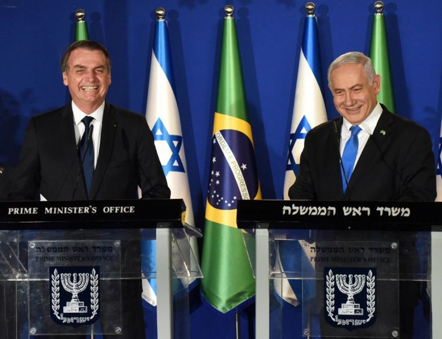 El presidente brasileño, Jair Bolsonaro, izquierda, y el primer ministro israelí, Benjamin Netanyahu, hablaron durante una conferencia de prensa conjunta en la Residencia del primer ministro en Jerusalén el 31 de marzo de 2019. (DEBBIE HILL / POOL / AFP)